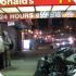 Огромная вывеска McDonald's рухнула на людей в США, двое пострадали